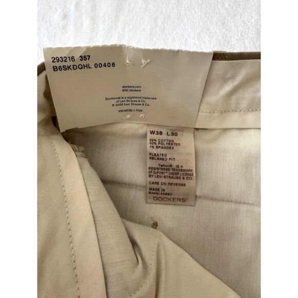 Dockers Men's 38x30 Khaki Pants Pleated Relaxed Fit Beige Classics Pockets NWT - Picture 5 of 11
